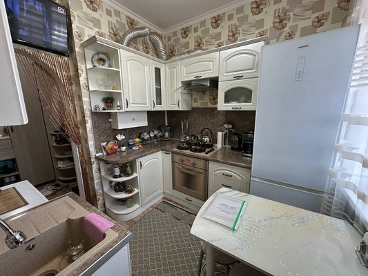 Продам трехкомнатную (3-комн.) квартиру, Железнодорожная ул, 49, Кропоткин г