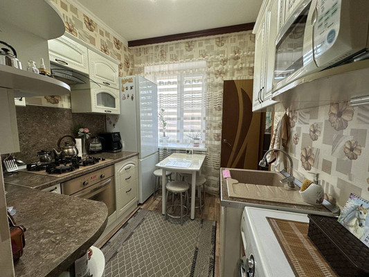 Продам трехкомнатную (3-комн.) квартиру, Железнодорожная ул, 49, Кропоткин г