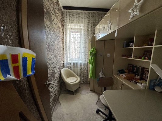 Продам трехкомнатную (3-комн.) квартиру, Железнодорожная ул, 49, Кропоткин г