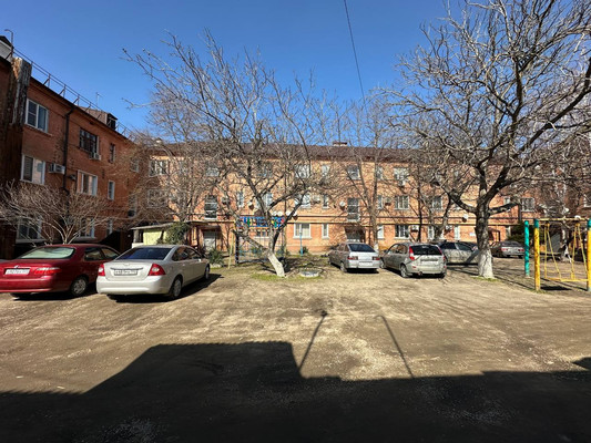 Продам трехкомнатную (3-комн.) квартиру, Железнодорожная ул, 49, Кропоткин г