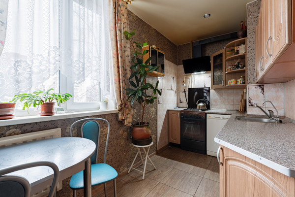 Продам трехкомнатную (3-комн.) квартиру, Загребский б-р, 33к2, Санкт-Петербург г