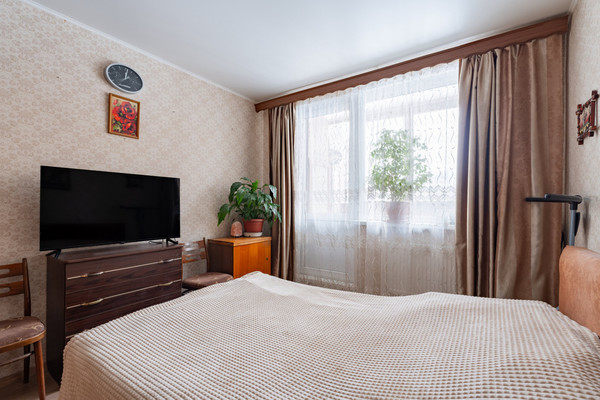 Продам трехкомнатную (3-комн.) квартиру, Загребский б-р, 33к2, Санкт-Петербург г