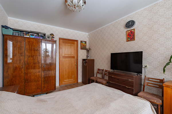 Продам трехкомнатную (3-комн.) квартиру, Загребский б-р, 33к2, Санкт-Петербург г