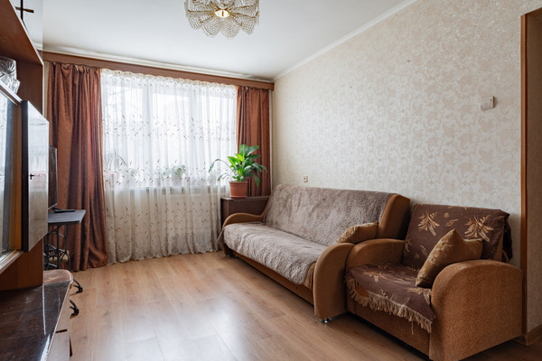 Продам трехкомнатную (3-комн.) квартиру, Загребский б-р, 33к2, Санкт-Петербург г