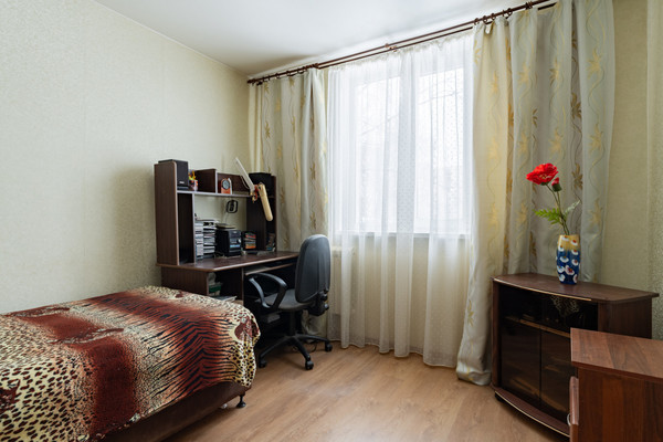 Продам трехкомнатную (3-комн.) квартиру, Загребский б-р, 33к2, Санкт-Петербург г