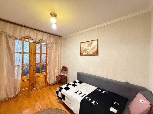 Продам трехкомнатную (3-комн.) квартиру, Бесланеева ул, 4, Терек г