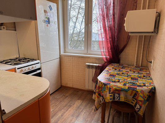 Продам трехкомнатную (3-комн.) квартиру, Фабричная ул, 4, Калининец рп