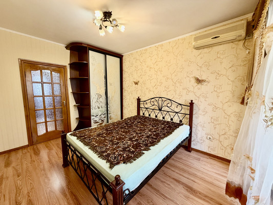 Продам трехкомнатную (3-комн.) квартиру, 60 лет Октября ул, 25, Симферополь г