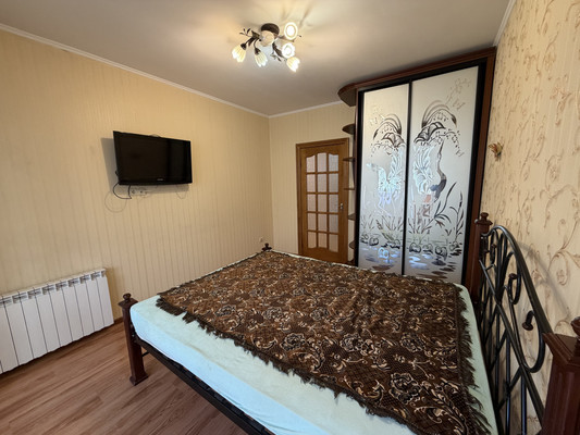 Продам трехкомнатную (3-комн.) квартиру, 60 лет Октября ул, 25, Симферополь г