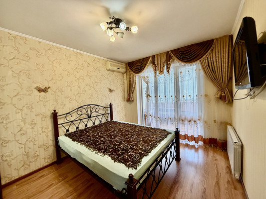 Продам трехкомнатную (3-комн.) квартиру, 60 лет Октября ул, 25, Симферополь г