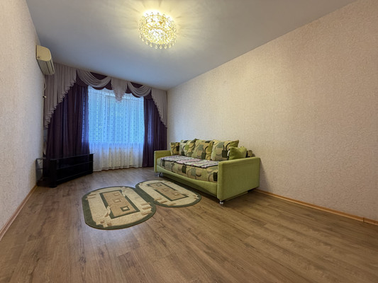 Продам трехкомнатную (3-комн.) квартиру, 60 лет Октября ул, 25, Симферополь г