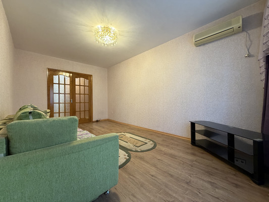 Продам трехкомнатную (3-комн.) квартиру, 60 лет Октября ул, 25, Симферополь г