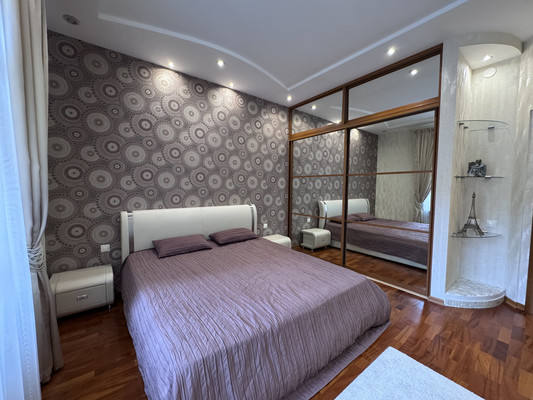 Продам двухкомнатную (2-комн.) квартиру, Нахимова ул, 15, Санкт-Петербург г