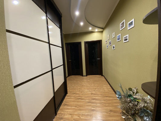 Продам трехкомнатную (3-комн.) квартиру, Дружбы Народов ул, 22к1, Нижневартовск г