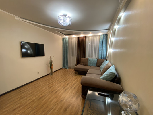 Продам трехкомнатную (3-комн.) квартиру, Дружбы Народов ул, 22к1, Нижневартовск г