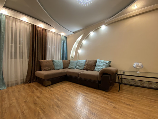 Продам трехкомнатную (3-комн.) квартиру, Дружбы Народов ул, 22к1, Нижневартовск г