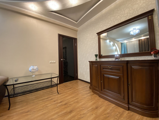 Продам трехкомнатную (3-комн.) квартиру, Дружбы Народов ул, 22к1, Нижневартовск г