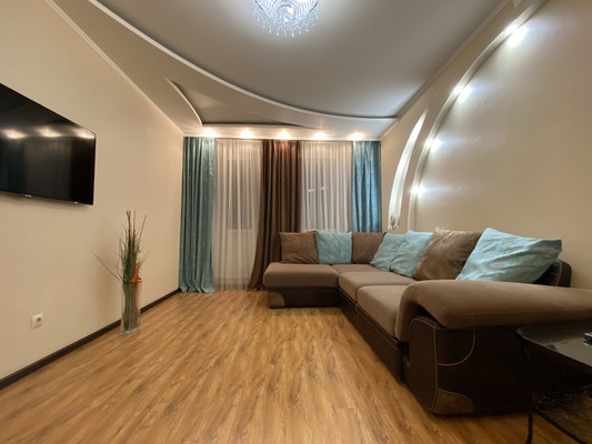 Продам трехкомнатную (3-комн.) квартиру, Дружбы Народов ул, 22к1, Нижневартовск г