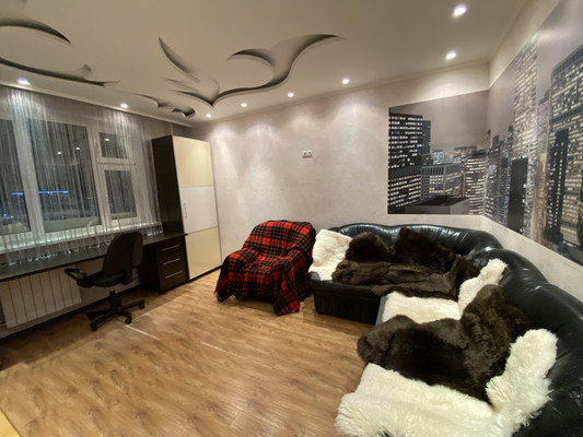 Продам трехкомнатную (3-комн.) квартиру, Дружбы Народов ул, 22к1, Нижневартовск г