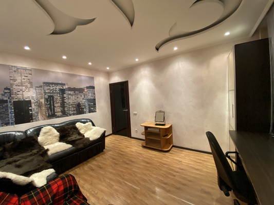 Продам трехкомнатную (3-комн.) квартиру, Дружбы Народов ул, 22к1, Нижневартовск г