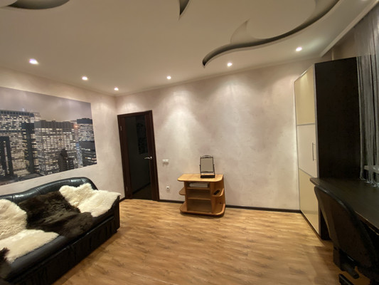 Продам трехкомнатную (3-комн.) квартиру, Дружбы Народов ул, 22к1, Нижневартовск г