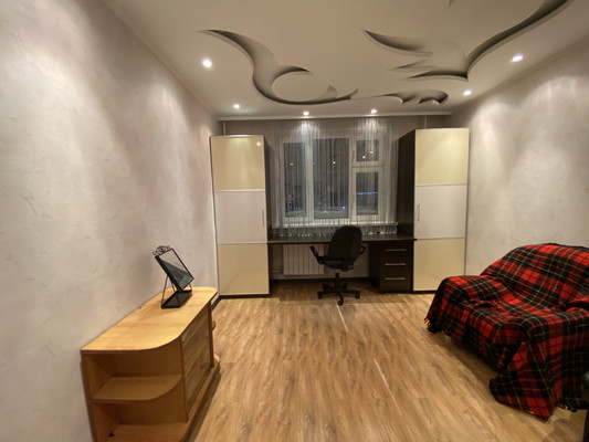 Продам трехкомнатную (3-комн.) квартиру, Дружбы Народов ул, 22к1, Нижневартовск г