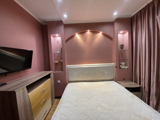 Продам трехкомнатную (3-комн.) квартиру, Дружбы Народов ул, 22к1, Нижневартовск г