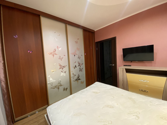 Продам трехкомнатную (3-комн.) квартиру, Дружбы Народов ул, 22к1, Нижневартовск г