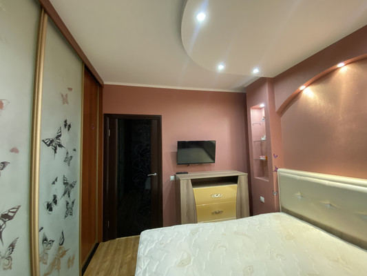 Продам трехкомнатную (3-комн.) квартиру, Дружбы Народов ул, 22к1, Нижневартовск г