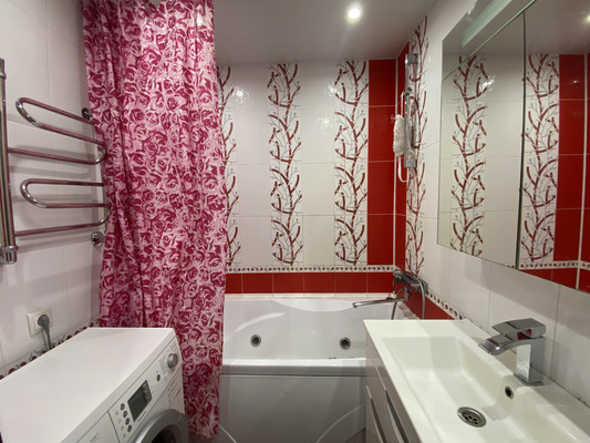 Продам трехкомнатную (3-комн.) квартиру, Дружбы Народов ул, 22к1, Нижневартовск г