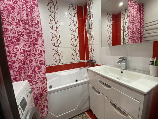 Продам трехкомнатную (3-комн.) квартиру, Дружбы Народов ул, 22к1, Нижневартовск г