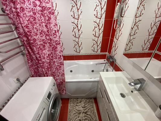 Продам трехкомнатную (3-комн.) квартиру, Дружбы Народов ул, 22к1, Нижневартовск г