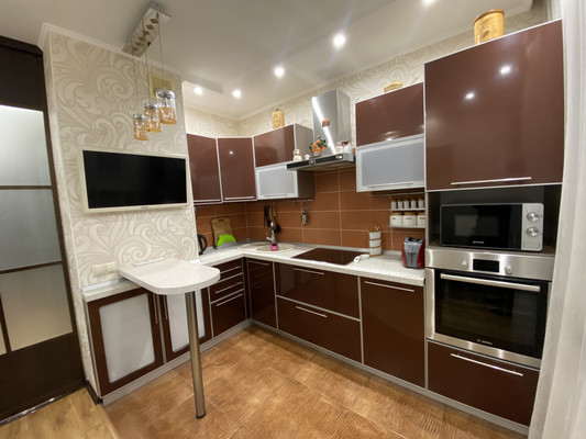 Продам трехкомнатную (3-комн.) квартиру, Дружбы Народов ул, 22к1, Нижневартовск г