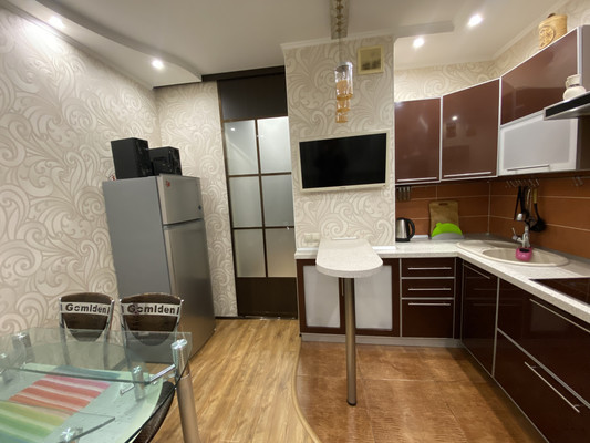 Продам трехкомнатную (3-комн.) квартиру, Дружбы Народов ул, 22к1, Нижневартовск г