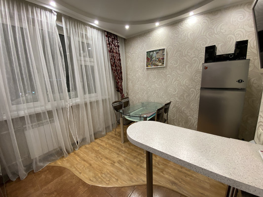 Продам трехкомнатную (3-комн.) квартиру, Дружбы Народов ул, 22к1, Нижневартовск г