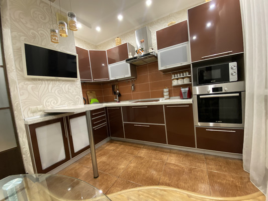 Продам трехкомнатную (3-комн.) квартиру, Дружбы Народов ул, 22к1, Нижневартовск г