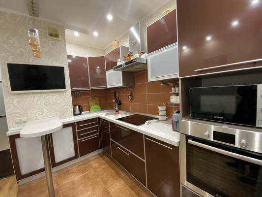 Продам трехкомнатную (3-комн.) квартиру, Дружбы Народов ул, 22к1, Нижневартовск г