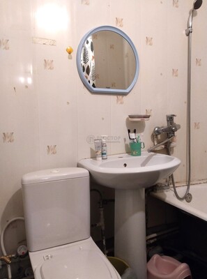 Продам двухкомнатную (2-комн.) квартиру, Перекопская ул, 17к1, Москва г