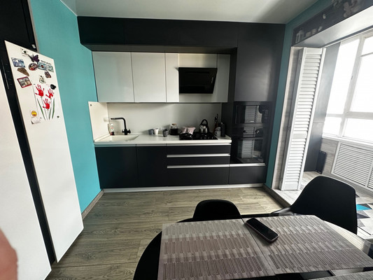 Продам двухкомнатную (2-комн.) квартиру, Героев пр-кт, 3, Просторный мкр