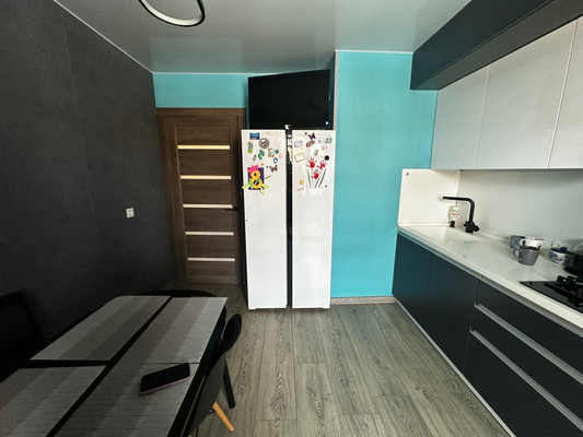 Продам двухкомнатную (2-комн.) квартиру, Героев пр-кт, 3, Просторный мкр