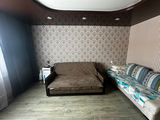 Продам двухкомнатную (2-комн.) квартиру, Героев пр-кт, 3, Просторный мкр