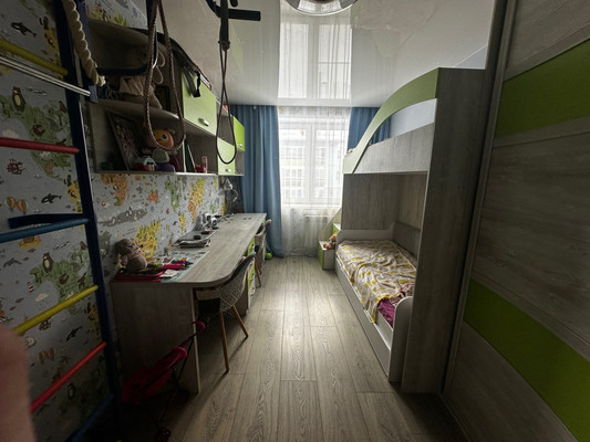 Продам двухкомнатную (2-комн.) квартиру, Героев пр-кт, 3, Просторный мкр