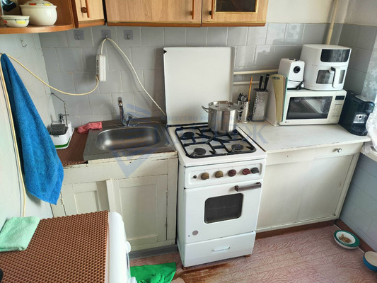 Продам трехкомнатную (3-комн.) квартиру, Железнодорожников ул, 8, Красноярск г