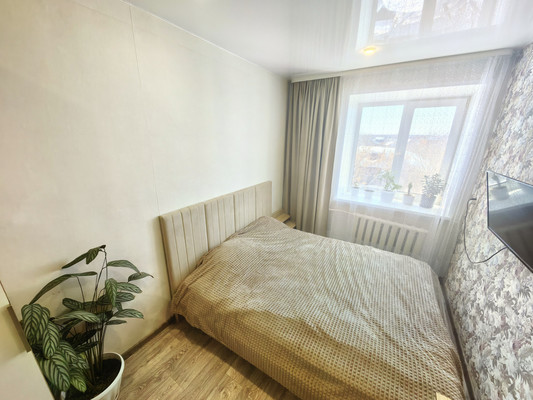 Продам трехкомнатную (3-комн.) квартиру, Малая Садовая ул, 47, Ишим г