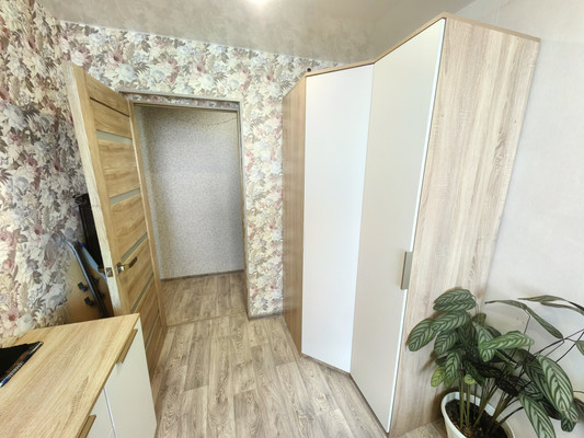 Продам трехкомнатную (3-комн.) квартиру, Малая Садовая ул, 47, Ишим г