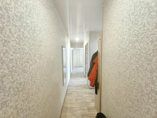 Продам трехкомнатную (3-комн.) квартиру, Малая Садовая ул, 47, Ишим г