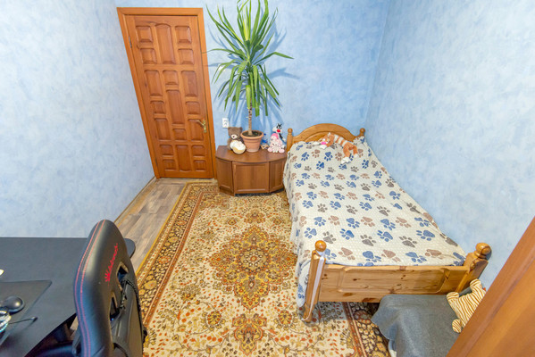 Продам трехкомнатную (3-комн.) квартиру, Ушинского ул, 9А, Батайск г