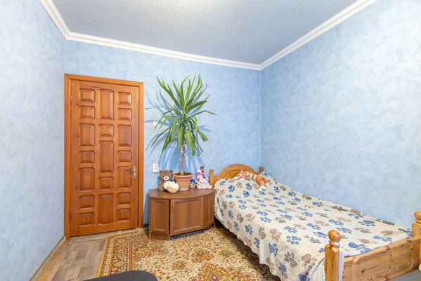 Продам трехкомнатную (3-комн.) квартиру, Ушинского ул, 9А, Батайск г