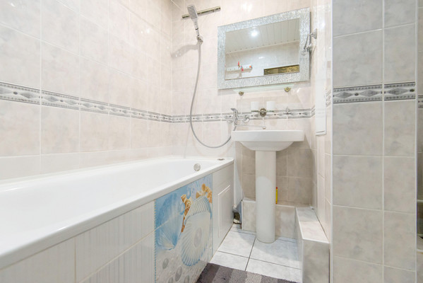 Продам двухкомнатную (2-комн.) квартиру, Ушинского ул, 9а, Батайск г