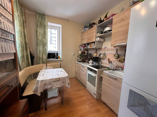 Продам однокомнатную (1-комн.) квартиру, Заречная ул, 45к1, Парголово п